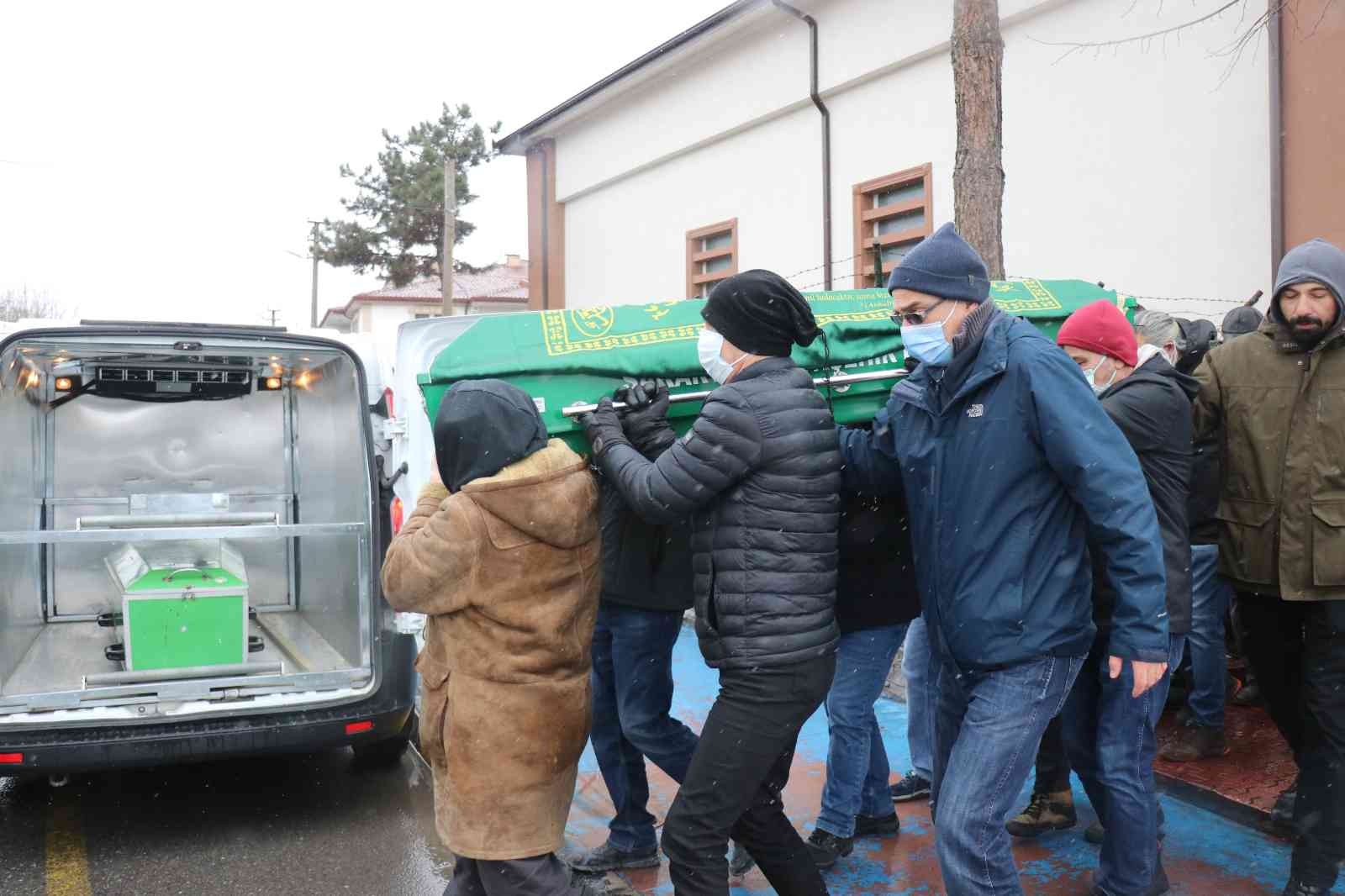 Tedavi gördüğü hastanede hayatını kaybeden Türk sinema eleştirmeni ve yazar Murat Özer, memleketi Sakarya’da toprağa verildi. Bir süredir kanser ...