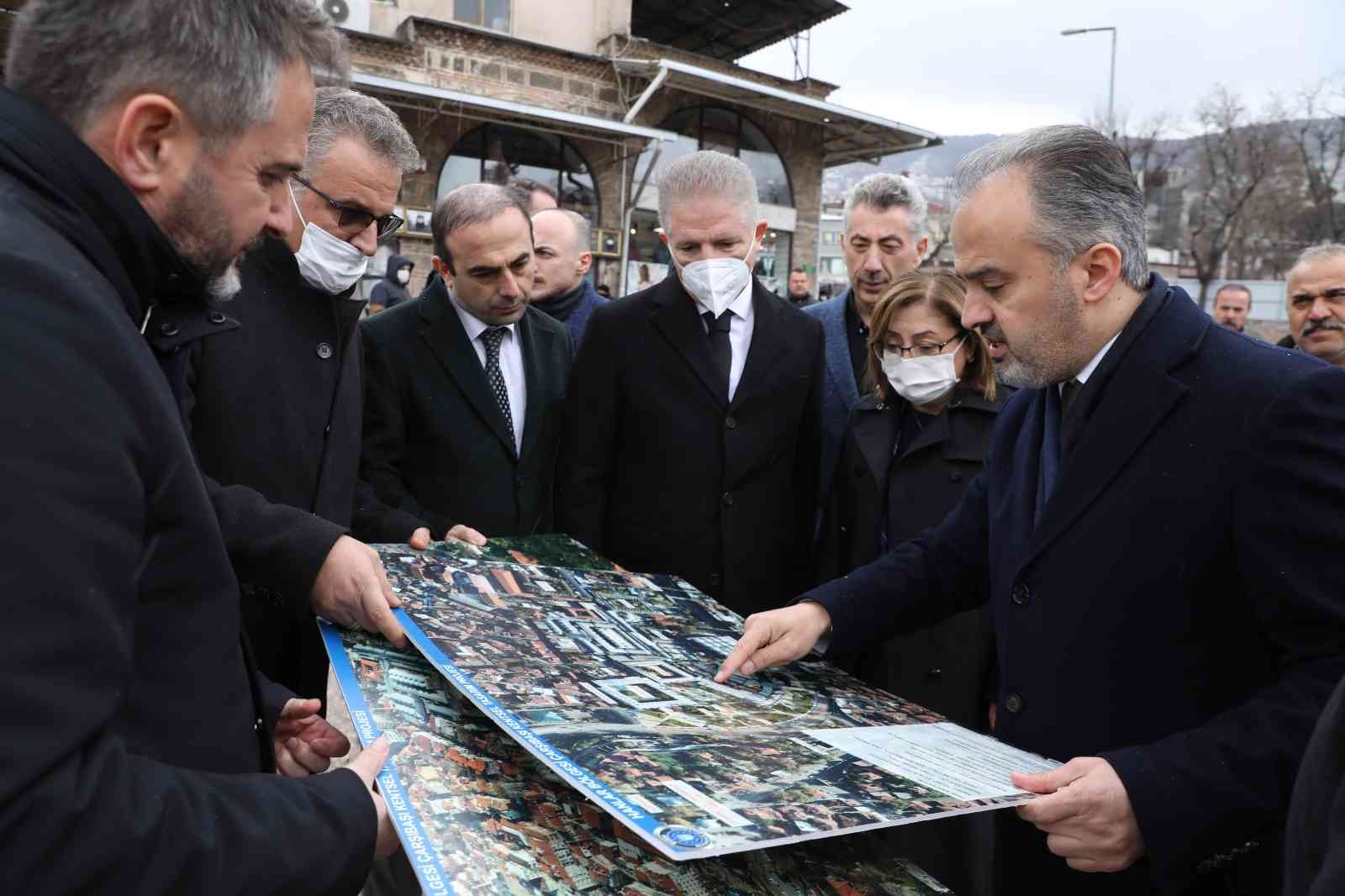 Türkiye Belediyeler Birliği ve Gaziantep Büyükşehir Belediyesi Başkanı Fatma Şahin, Bursa’nın Tarihi Çarşı ve Hanlar Bölgesi’nde gerçekleştirilen ...