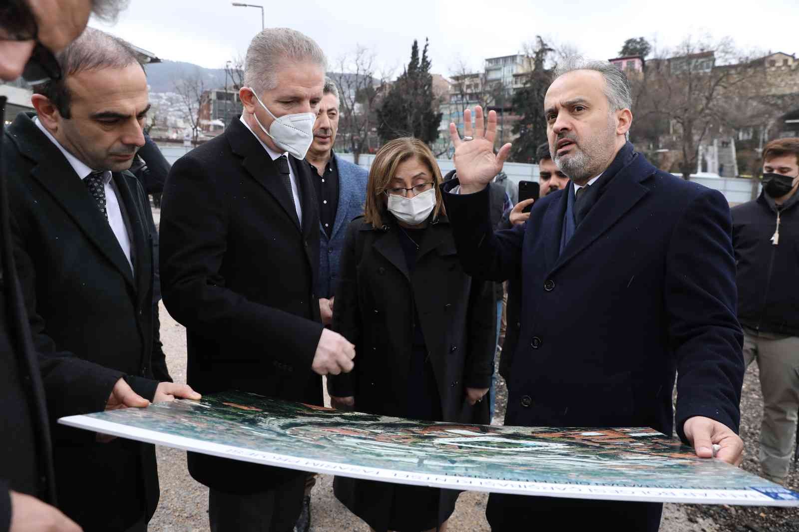 Türkiye Belediyeler Birliği ve Gaziantep Büyükşehir Belediyesi Başkanı Fatma Şahin, Bursa’nın Tarihi Çarşı ve Hanlar Bölgesi’nde gerçekleştirilen ...