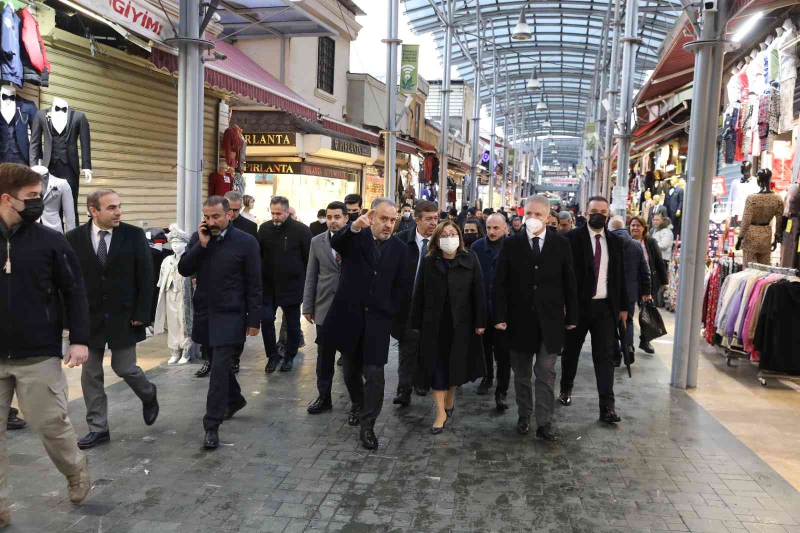 Türkiye Belediyeler Birliği ve Gaziantep Büyükşehir Belediyesi Başkanı Fatma Şahin, Bursa’nın Tarihi Çarşı ve Hanlar Bölgesi’nde gerçekleştirilen ...