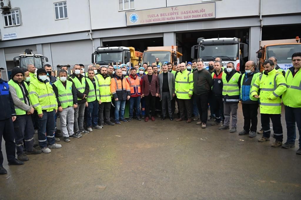 İstanbul’da etkili olması beklenen kar yağışı öncesinde Tuzla Belediyesi ekipleri çalışmalarını tamamladı. Tuzla Belediye Başkanı Dr. Şadi Yazıcı ...