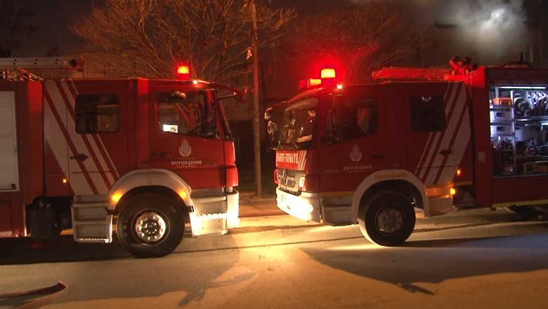 Tuzla’da 4 katlı binanın çatısında çıkan yangın paniğe neden oldu. Kısa sürede alevlere teslim olan binanın çatısı itfaiye ekiplerinin ...