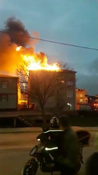 Tuzla’da 4 katlı binanın çatısında çıkan yangın paniğe neden oldu. Kısa sürede alevlere teslim olan binanın çatısı itfaiye ekiplerinin ...