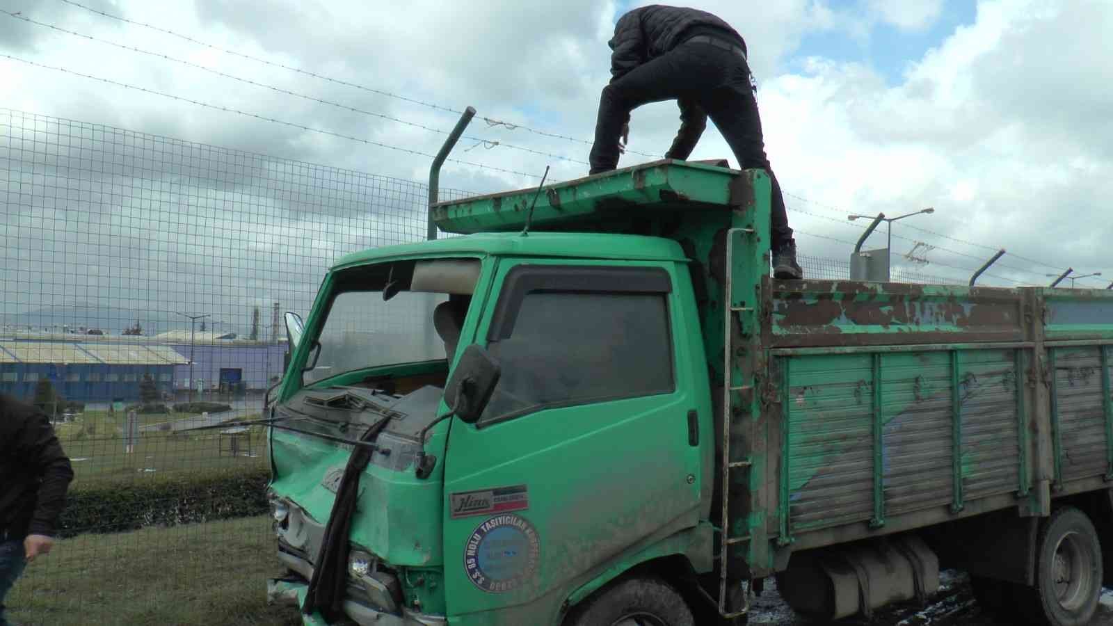 Tuzla’da yağmur nedeniyle kayganlaşan yolda sürücüsünün direksiyon hakimiyetini kaybettiği otomobil kamyonla çarpıştı. Kazada yaralanan 2 sürücü ...