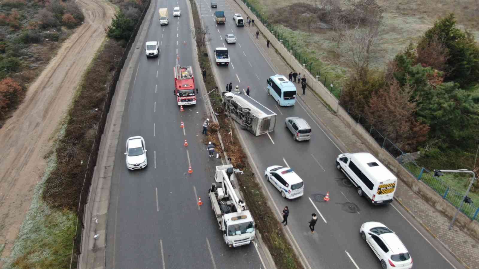 Tuzla’da sürücüsünün şerit değiştirmek istediği hafif ticari araç, servis midibüsüne yandan çarptı. Yan yatıp sürüklenen servis midibüsü içinde ...