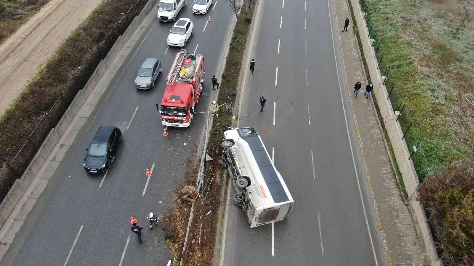 Tuzla’da sürücüsünün şerit değiştirmek istediği hafif ticari araç, servis midibüsüne yandan çarptı. Yan yatıp sürüklenen servis midibüsü içinde ...