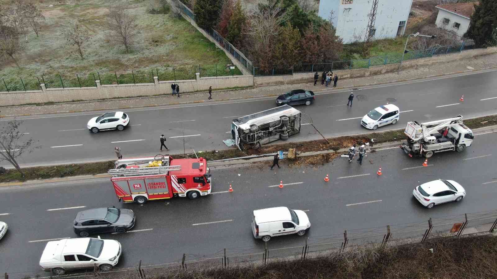 Tuzla’da sürücüsünün şerit değiştirmek istediği hafif ticari araç, servis midibüsüne yandan çarptı. Yan yatıp sürüklenen servis midibüsü içinde ...