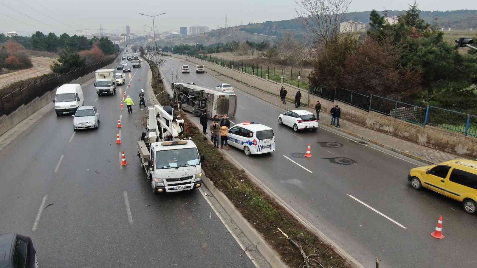 Tuzla’da sürücüsünün şerit değiştirmek istediği hafif ticari araç, servis midibüsüne yandan çarptı. Yan yatıp sürüklenen servis midibüsü içinde ...