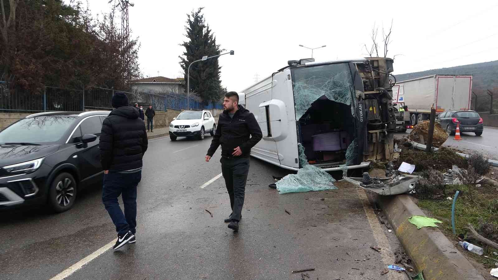 Tuzla’da sürücüsünün şerit değiştirmek istediği hafif ticari araç, servis midibüsüne yandan çarptı. Yan yatıp sürüklenen servis midibüsü içinde ...