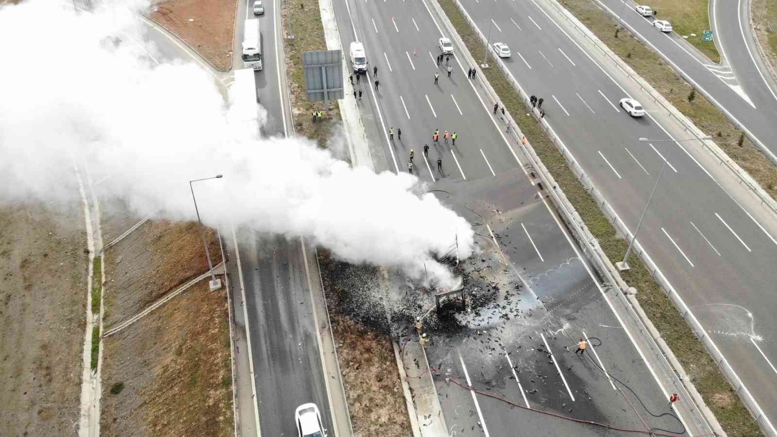 Tuzla’da Kuzey Marmara otoyolunda seyir halinde olan otomobil, seyir halindeki bir tıra arkadan hızla çarptı. Çarpmanın etkisiyle otomobilde ...