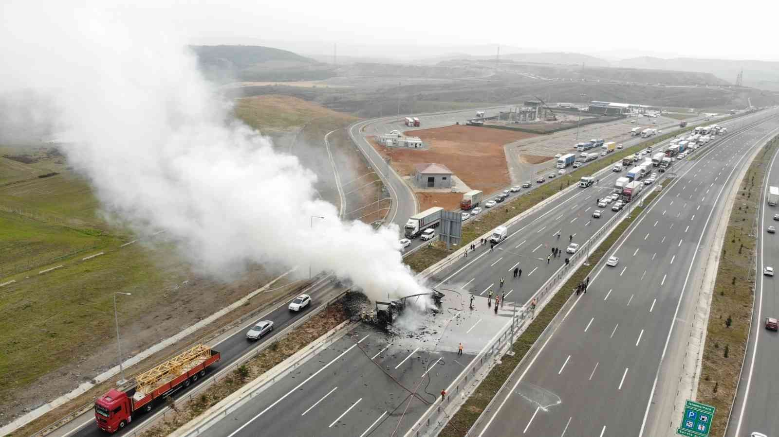 Tuzla’da Kuzey Marmara otoyolunda seyir halinde olan otomobil, seyir halindeki bir tıra arkadan hızla çarptı. Çarpmanın etkisiyle otomobilde ...