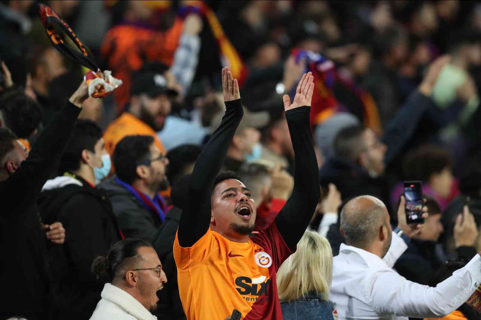 UEFA Avrupa Ligi Son 16 Turu ilk maçında Galatasaray, deplasmanda Barcelona ile karşılaştı. Mücadele golsüz eşitlikle sona erdi. Maçtan ...