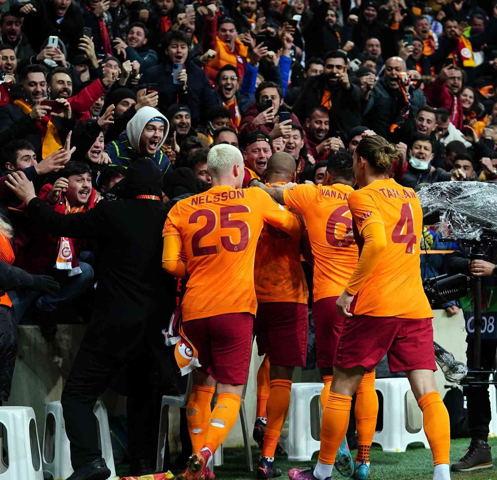 UEFA Avrupa Ligi Son 16 Turu ikinci maçında Galatasaray, Barcelona’yı ağırlıyor. Müsabakanın ilk yarısı 1-1’lik beraberlikle tamamlandı. Maçtan ...