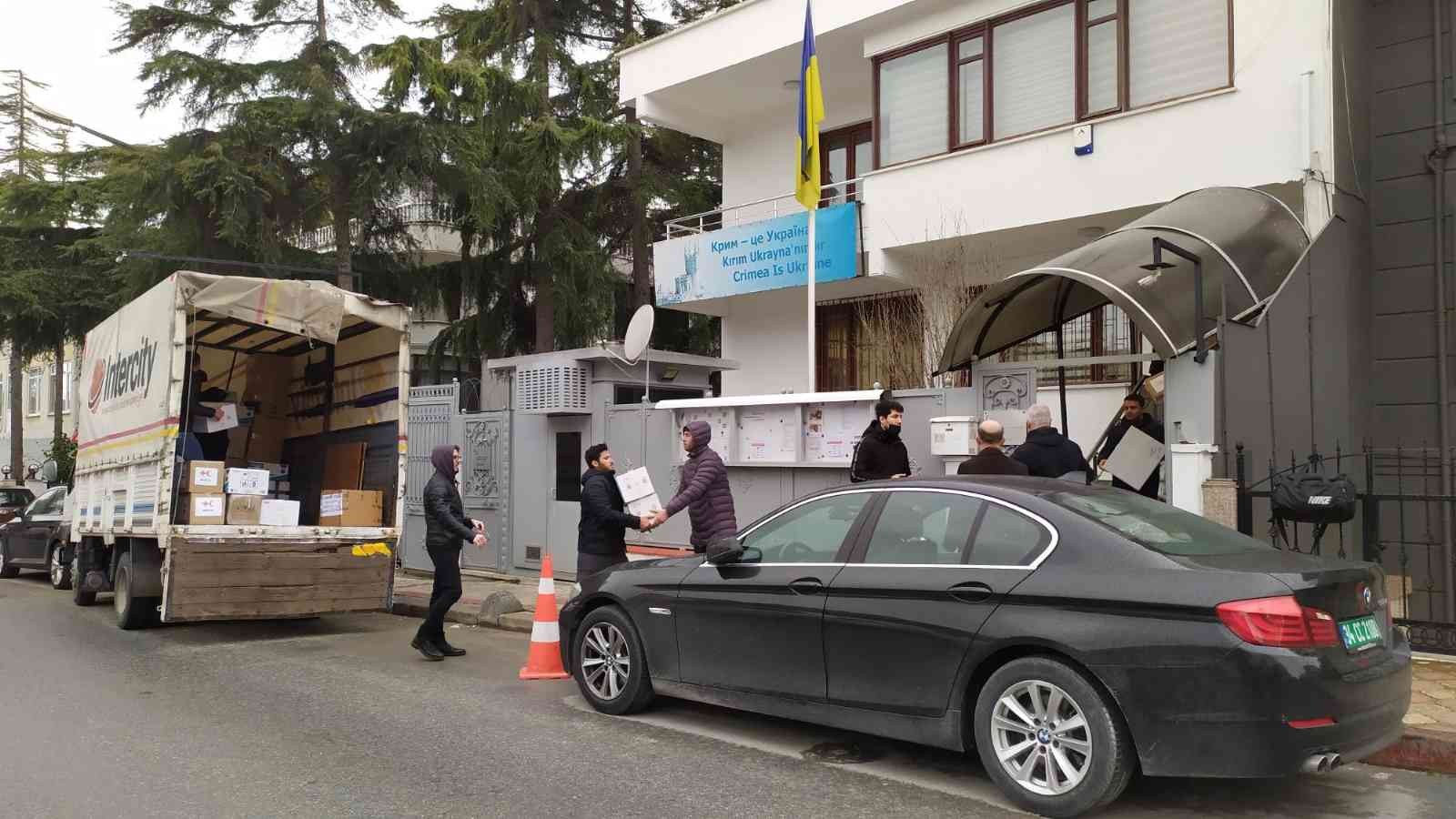 Rusya’nın Ukrayna’ya başlattığı saldırılar nedeniyle zor günler geçiren Ukraynalılara destek amaçlı İstanbul Başkonsolosluğu’na yardım ...