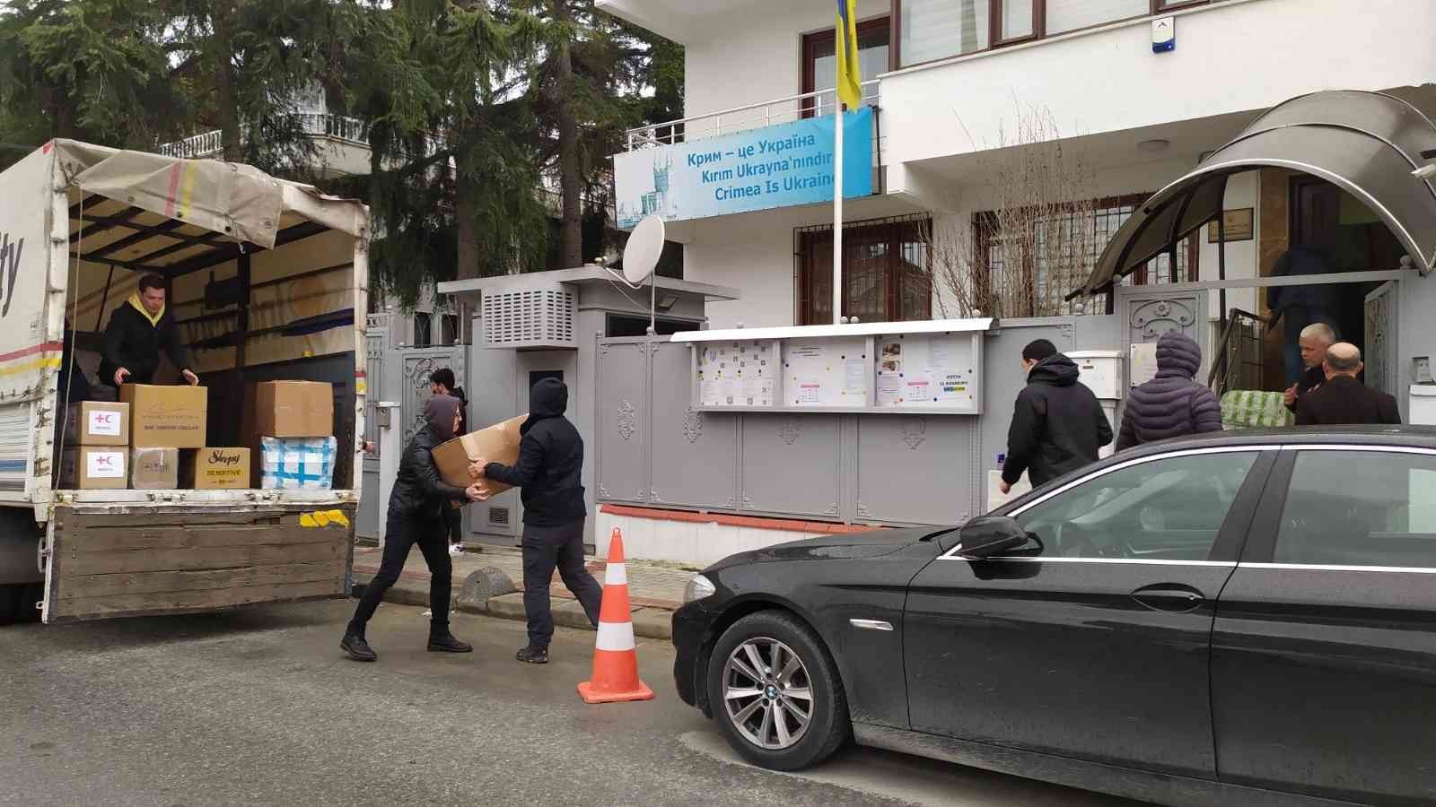 Rusya’nın Ukrayna’ya başlattığı saldırılar nedeniyle zor günler geçiren Ukraynalılara destek amaçlı İstanbul Başkonsolosluğu’na yardım ...