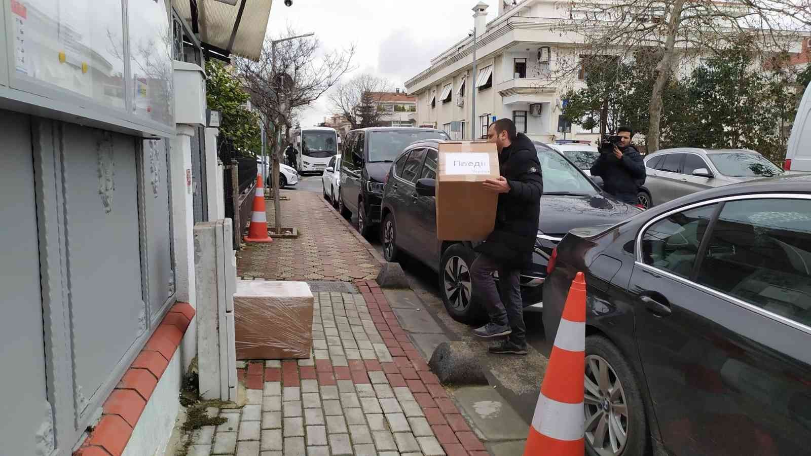 Rusya’nın Ukrayna’ya başlattığı saldırılar nedeniyle zor günler geçiren Ukraynalılara destek amaçlı İstanbul Başkonsolosluğu’na yardım ...