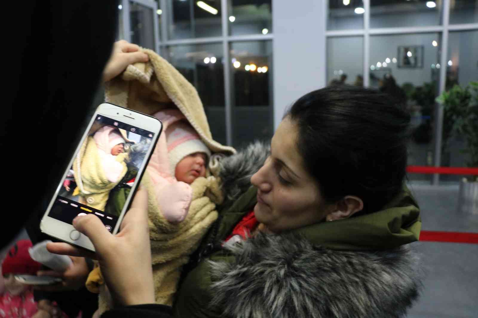 Rusya’nın savaş açtığı Ukrayna’da sığınakta doğan 5 günlük minik kız bebek, Edirne’nin Kapıkule Sınır Kapısı’ndan giriş yaparak Türkiye’ye geldi ...