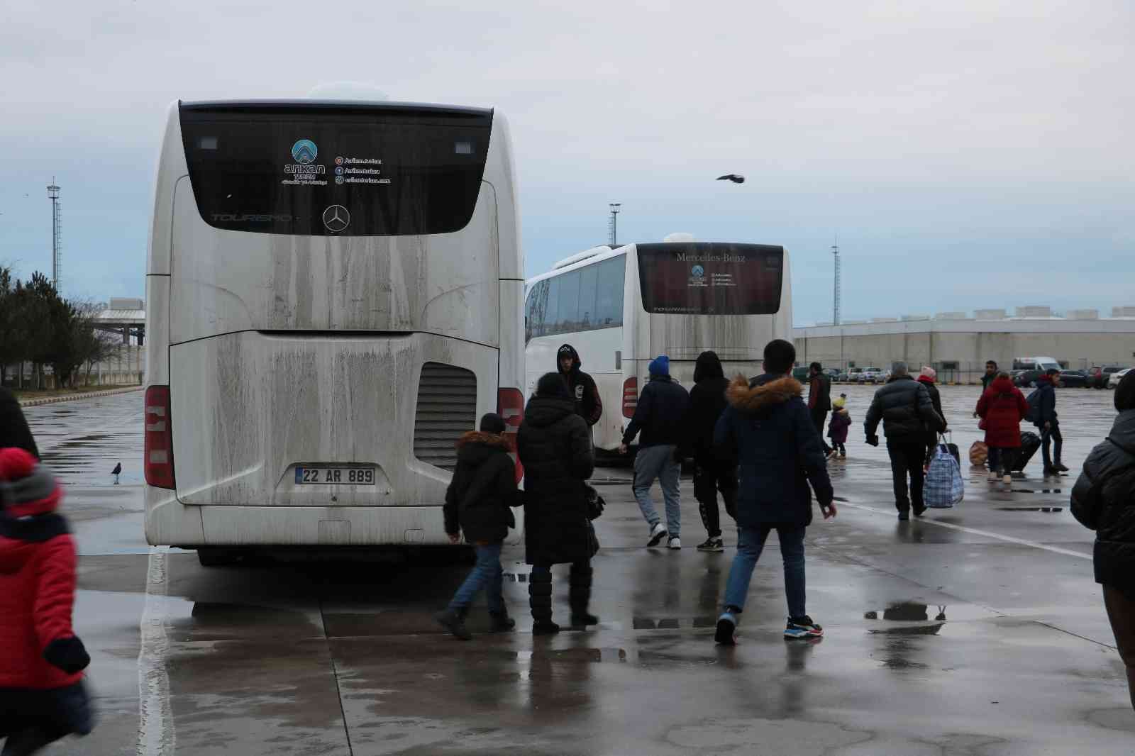 EDİRNE (İHA) – Rusya‘nın Ukrayna’ya açtığı savaş nedeniyle ülkeden göç etmek zorunda kalan Azerbaycanlı kadınlar, Edirne Kapıkule Sınır Kapısı ...