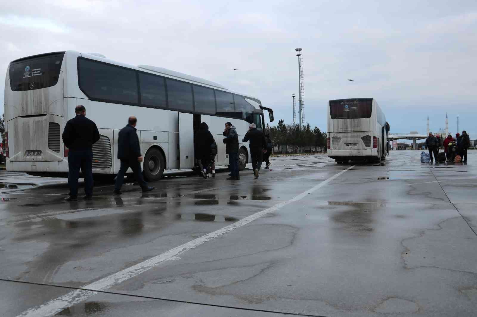 EDİRNE (İHA) – Rusya‘nın Ukrayna’ya açtığı savaş nedeniyle ülkeden göç etmek zorunda kalan Azerbaycanlı kadınlar, Edirne Kapıkule Sınır Kapısı ...