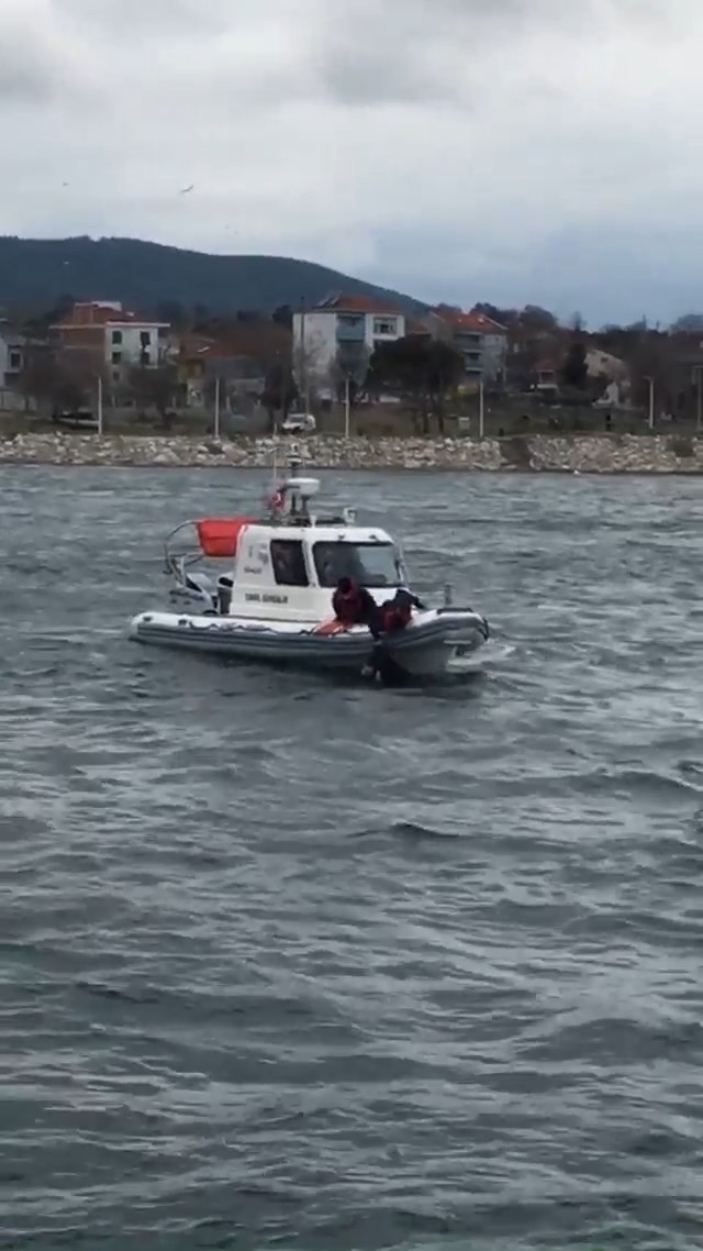 Ukrayna’da okuyan ve Çanakkale’ye ailesinin yanına gelen genç, Çanakkale Boğazı’nda feribottan denize atlayarak hayatını kaybetti. Çanakkale’den ...