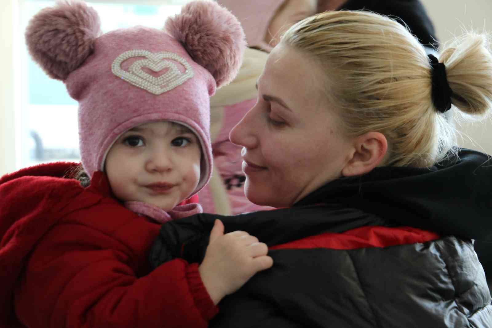 Rusya-Ukrayna arasında yaşanan savaş sonrası yaşadıkları ülkeyi terk etmek zorunda kalan Türkler, yaşadıkları zorlukları anlatırken, hüzün ve ...