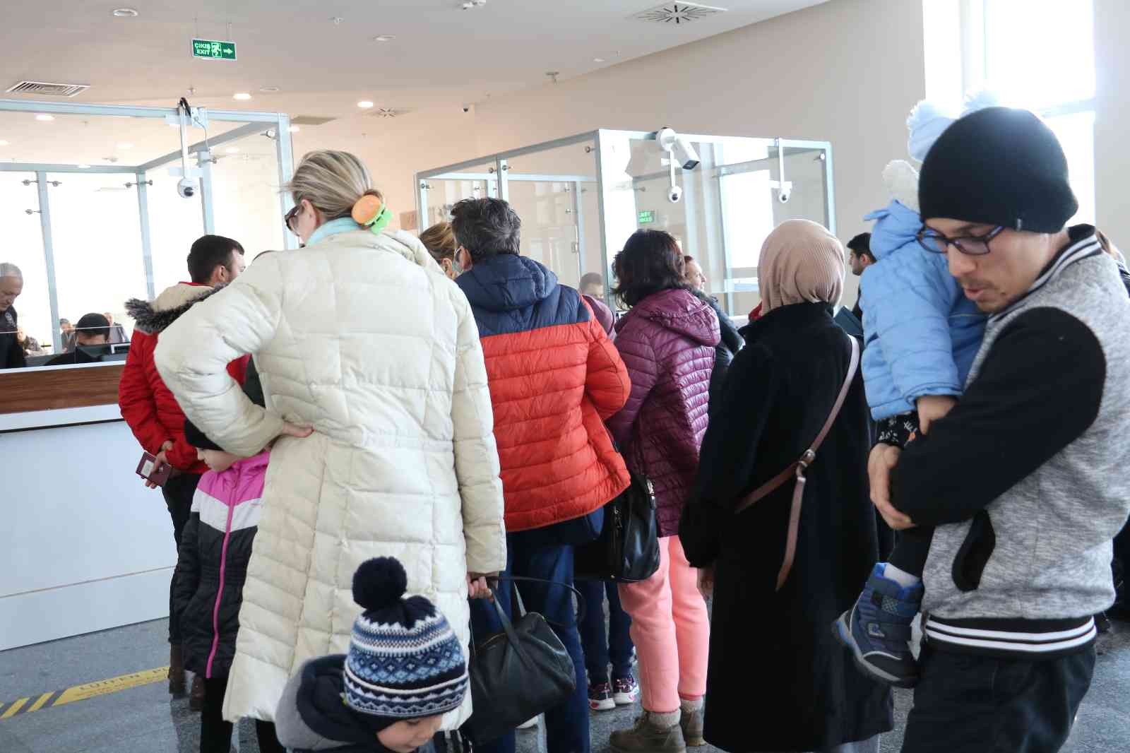 Rusya-Ukrayna arasında yaşanan savaş sonrası yaşadıkları ülkeyi terk etmek zorunda kalan Türkler, yaşadıkları zorlukları anlatırken, hüzün ve ...