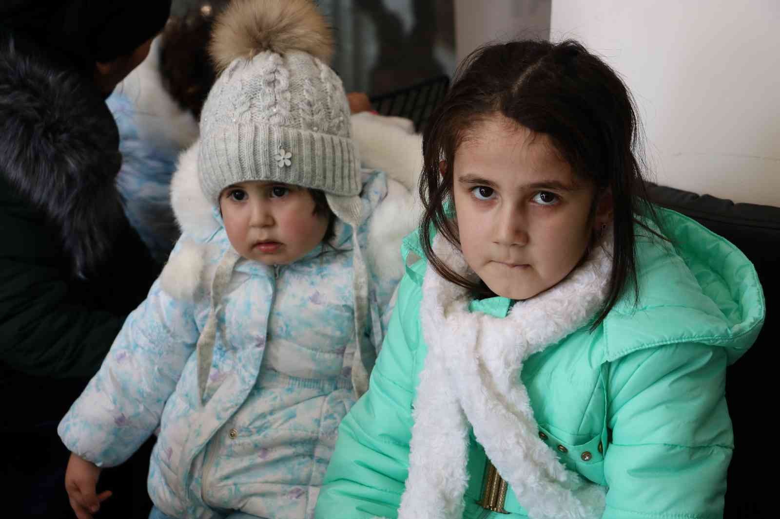 Rusya-Ukrayna arasında yaşanan savaş sonrası yaşadıkları ülkeyi terk etmek zorunda kalan Türkler, yaşadıkları zorlukları anlatırken, hüzün ve ...