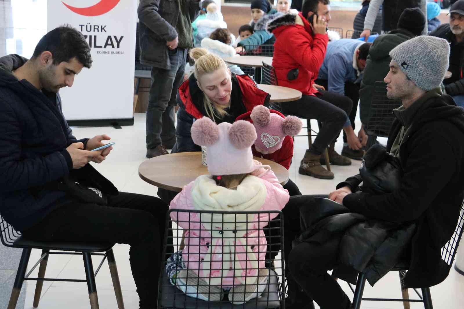 Rusya-Ukrayna arasında yaşanan savaş sonrası yaşadıkları ülkeyi terk etmek zorunda kalan Türkler, yaşadıkları zorlukları anlatırken, hüzün ve ...