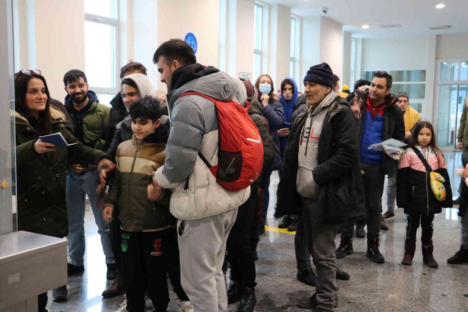 Ukrayna’nın çeşitli bölgelerinde yaşayan Türk ve Ukraynalı anneler çocuklarıyla, savaştan kaçarak günlerdir süren yolcuğunun ardından Edirne ...