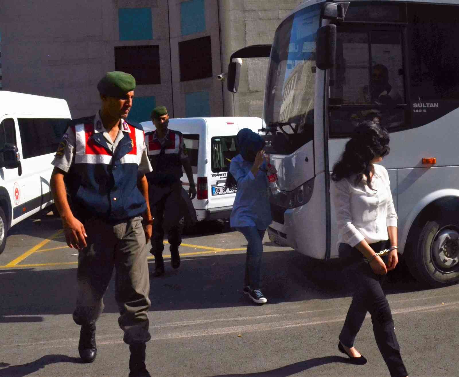 Bursa Ulucami’deki canlı bomba olayının tutuklu 3 sanığı hakkında verilen kararı yetersiz bulup bozan Yargıtay 3’üncü Ceza Dairesi, bazı ...