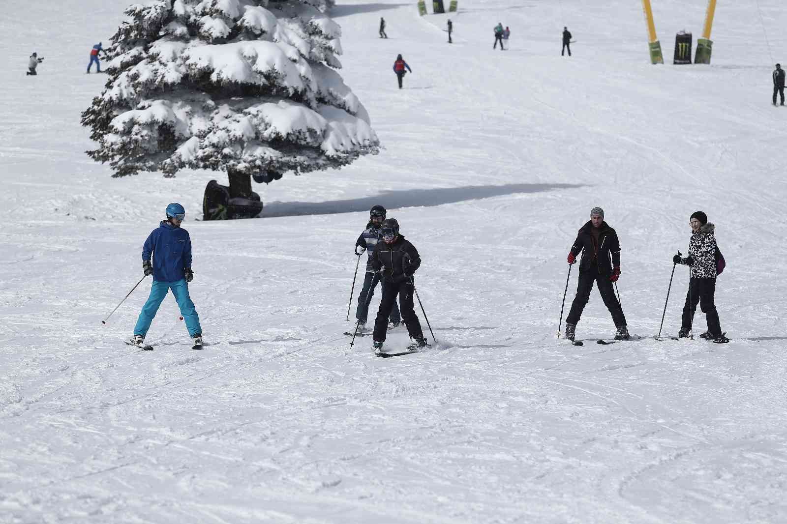 Türkiye’de birçok şehir kar yağışı için teyakkuza geçerken, Uludağ’da tatilciler kar ve kayak yapmanın keyfini çıkarttı. Türkiye’nin gözde kayak ...