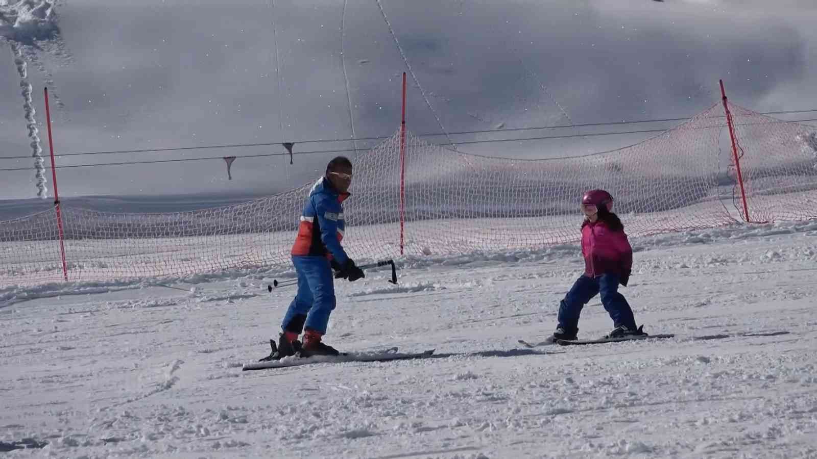 Uludağ’da sezonun kapanmasına kısa bir süre kalırken; kar kalınlığı 133 santimetreye ulaştı. Tatilciler güzel havanın tadını pistlerde kayak ...