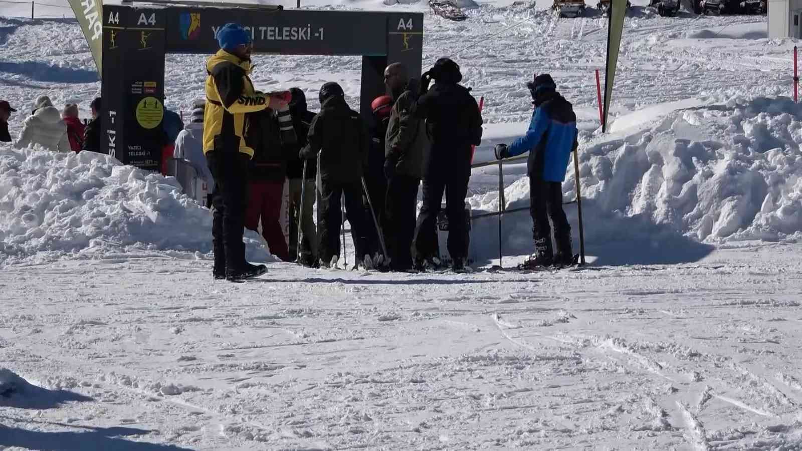 Uludağ’da sezonun kapanmasına kısa bir süre kalırken; kar kalınlığı 133 santimetreye ulaştı. Tatilciler güzel havanın tadını pistlerde kayak ...