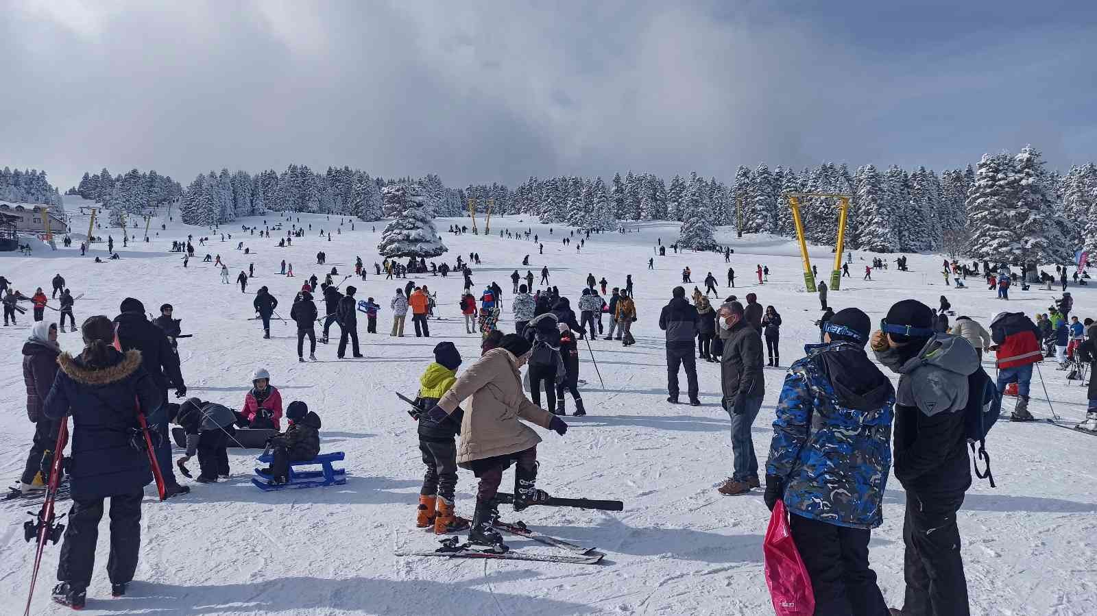 Uludağ’da kar kalınlığı son kar yağışının ardından 190 santimetre olarak ölçüldü. Yerli ve yabancı turistlerin yanı sıra günübirlikçiler de ...