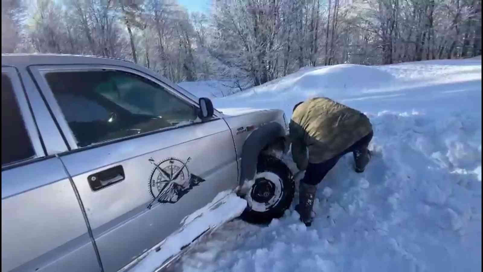 Balıkesir’de kar kalınlığının yaklaşık 2 metreyi bulduğu Ulus Dağı’nda mahsur kalan off-roadçının yardımına diğer off-road ekipleri koştu. TRT ...