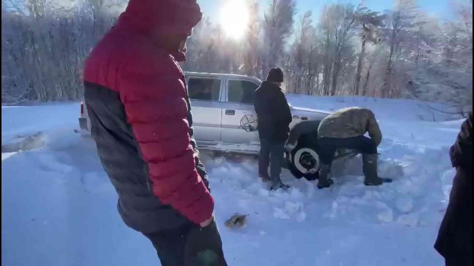 Balıkesir’de kar kalınlığının yaklaşık 2 metreyi bulduğu Ulus Dağı’nda mahsur kalan off-roadçının yardımına diğer off-road ekipleri koştu. TRT ...