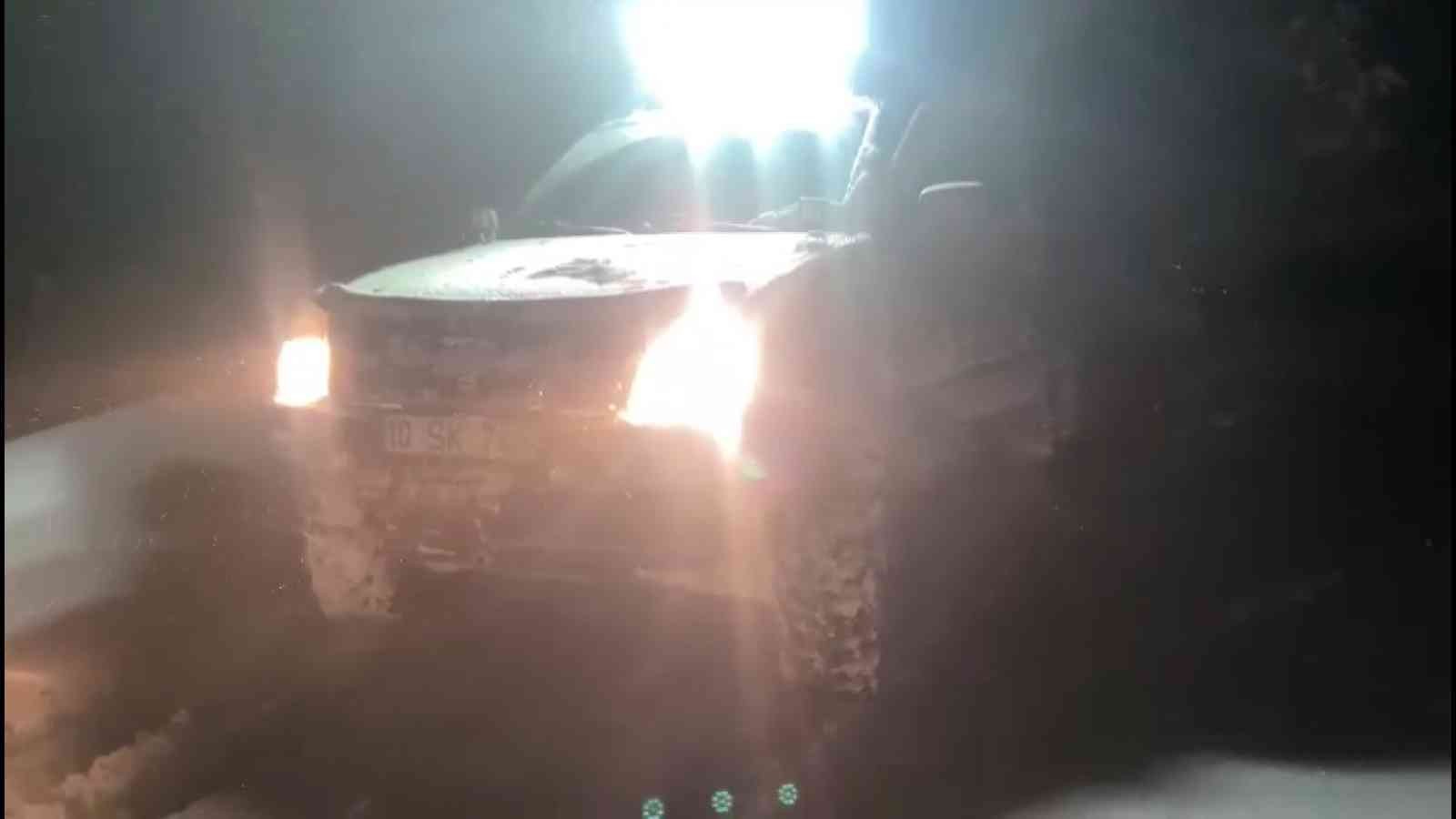 Balıkesir’de kar kalınlığının yaklaşık 2 metreyi bulduğu Ulus Dağı’nda mahsur kalan off-roadçının yardımına diğer off-road ekipleri koştu. TRT ...