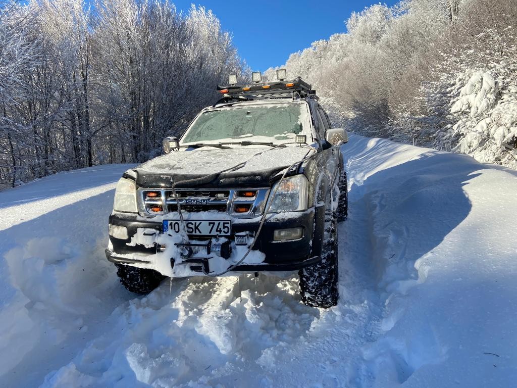 Balıkesir’de kar kalınlığının yaklaşık 2 metreyi bulduğu Ulus Dağı’nda mahsur kalan off-roadçının yardımına diğer off-road ekipleri koştu. TRT ...