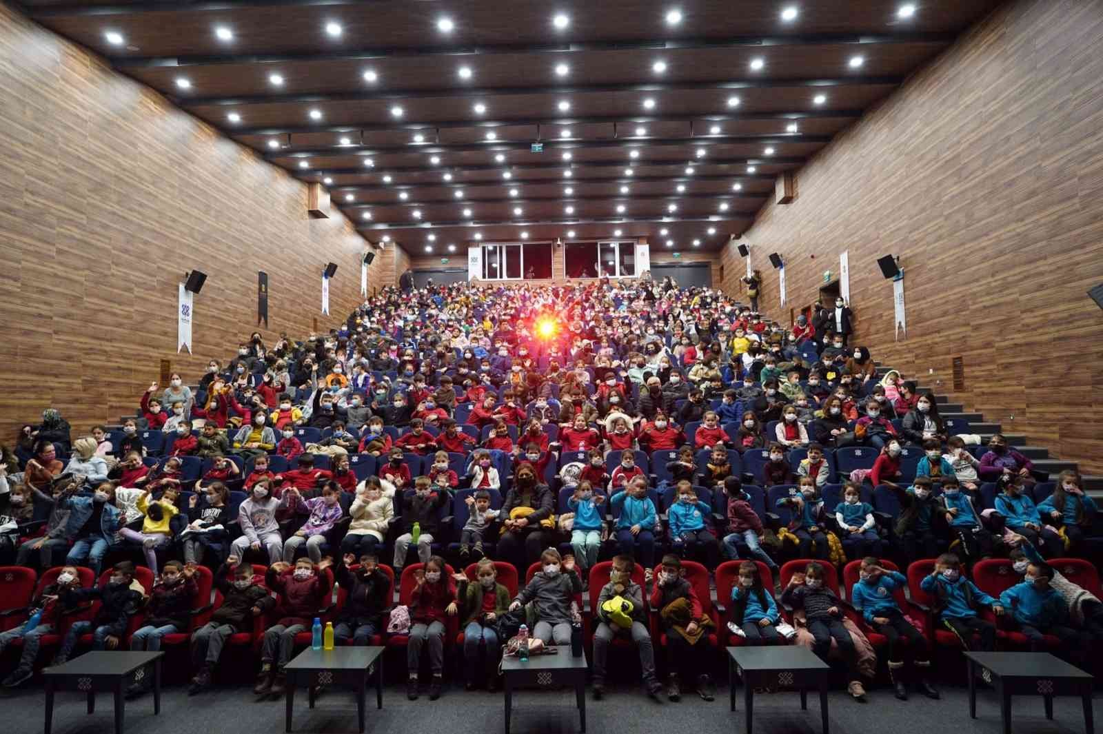 Altıeylül Belediyesi’nin organize ettiği Uluslararası Altıeylül Tülütabak Tiyatro Festivali’ne vatandaşların gösterdiği yoğun ilgi devam ediyor ...