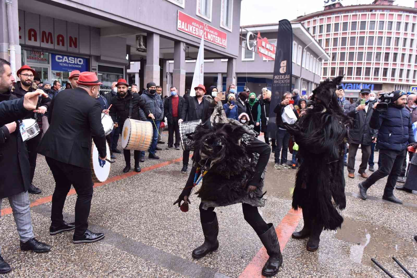 Altıeylül Belediyesi’nin organize ettiği Uluslararası Altıeylül Tülütabak Tiyatro Festivali’ne vatandaşların gösterdiği yoğun ilgi devam ediyor ...