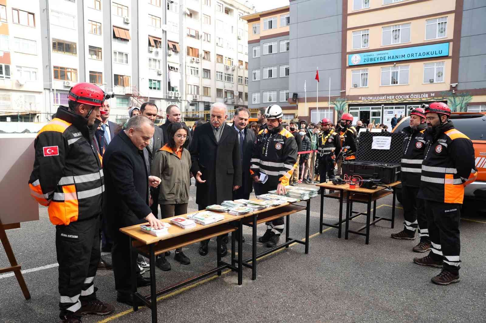 Deprem Haftası kapsamında Türkiye’deki tüm okullarda eş zamanlı olarak gerçekleşen "Deprem Anı ve Tahliye Tatbikatı" Ümraniye’de de gerçeğini ...