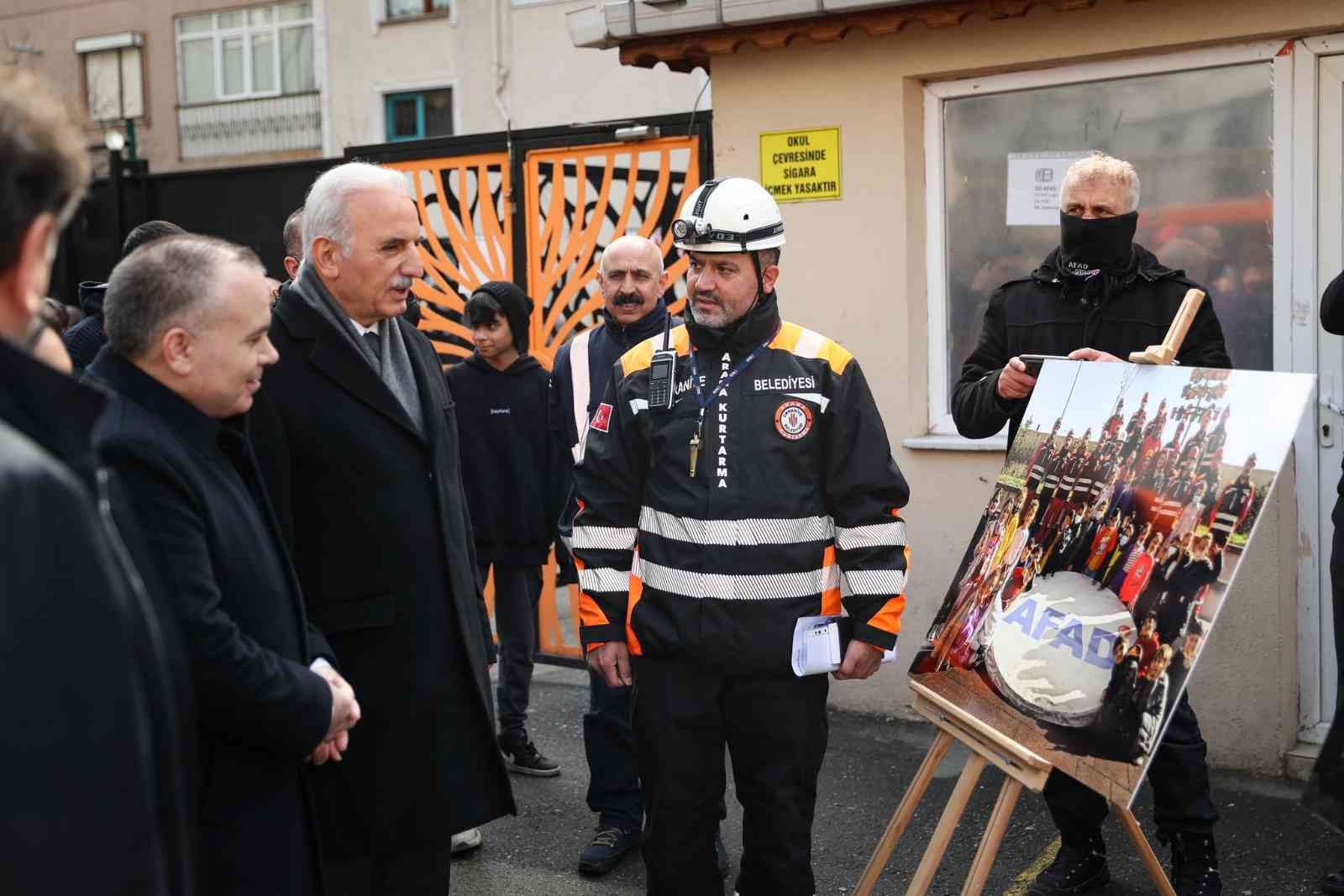 Deprem Haftası kapsamında Türkiye’deki tüm okullarda eş zamanlı olarak gerçekleşen "Deprem Anı ve Tahliye Tatbikatı" Ümraniye’de de gerçeğini ...