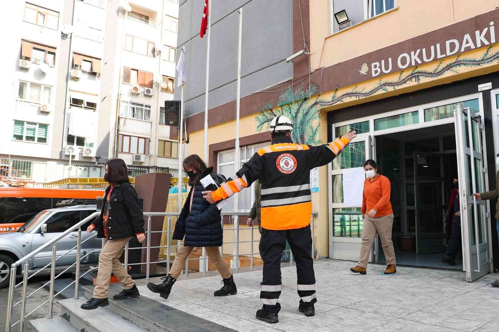 Deprem Haftası kapsamında Türkiye’deki tüm okullarda eş zamanlı olarak gerçekleşen "Deprem Anı ve Tahliye Tatbikatı" Ümraniye’de de gerçeğini ...