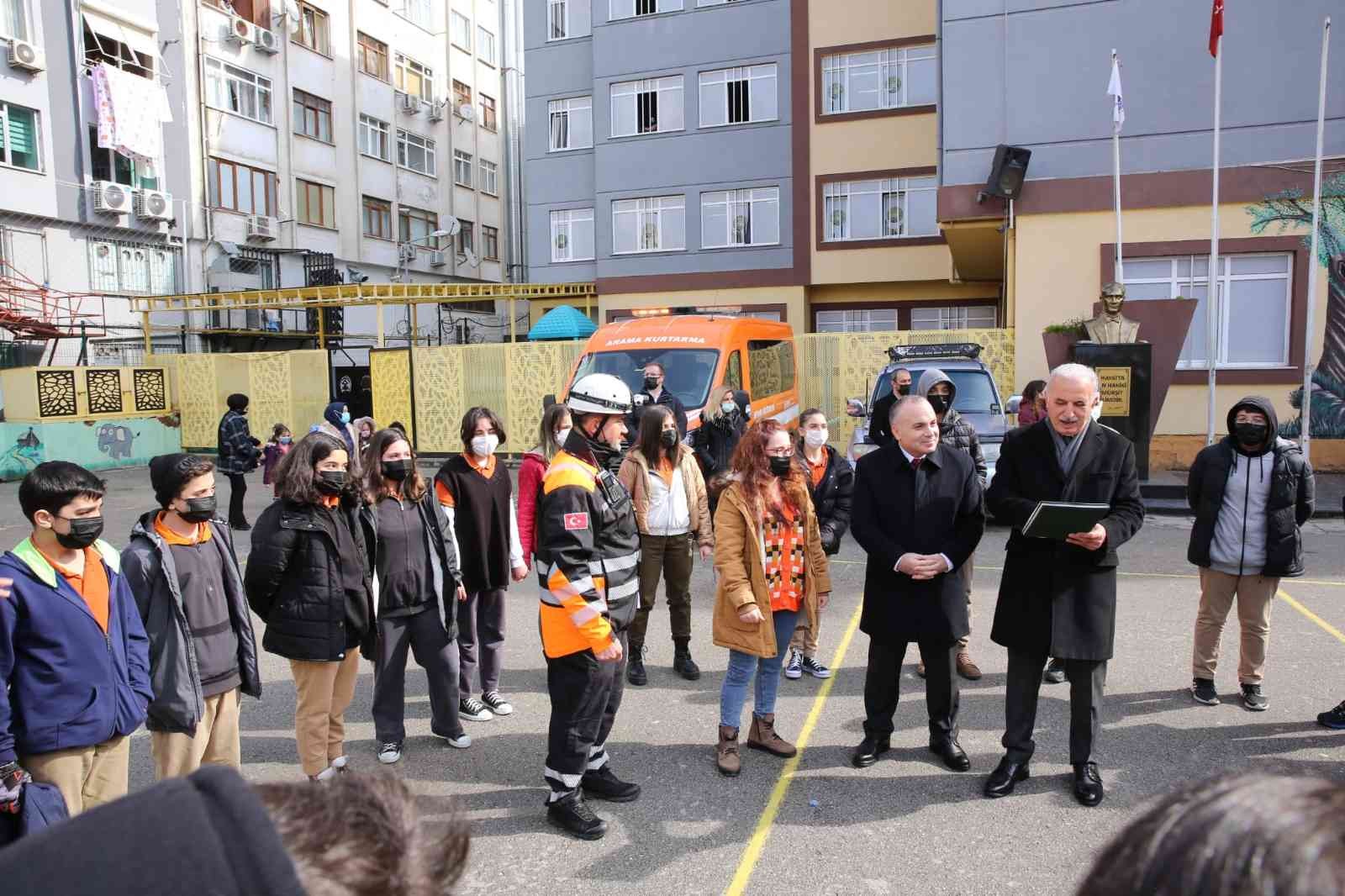 Deprem Haftası kapsamında Türkiye’deki tüm okullarda eş zamanlı olarak gerçekleşen "Deprem Anı ve Tahliye Tatbikatı" Ümraniye’de de gerçeğini ...