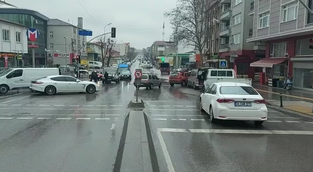 Ümraniye’de kiralık araçla hatalı dönüş yapan ehliyetsiz sürücüsü, cadde üzerinde seyir halinde olan motosikletliye çarptı. Motosiklet sürücüsü ...