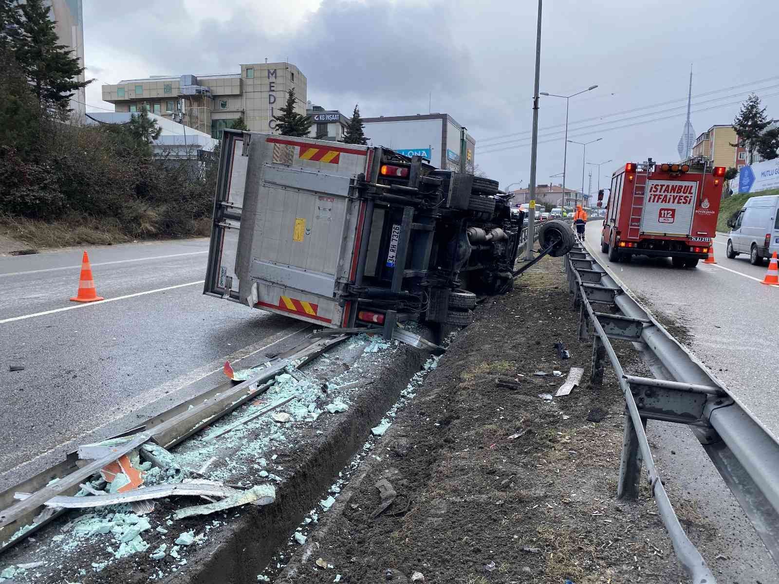 Ümraniye’de Şile otoyolunda bir kamyonet sürücüsü, direksiyon hakimiyetini kaybetmesiyle yol ortasında bulunan bariyerlere çarparak karşı şeride ...