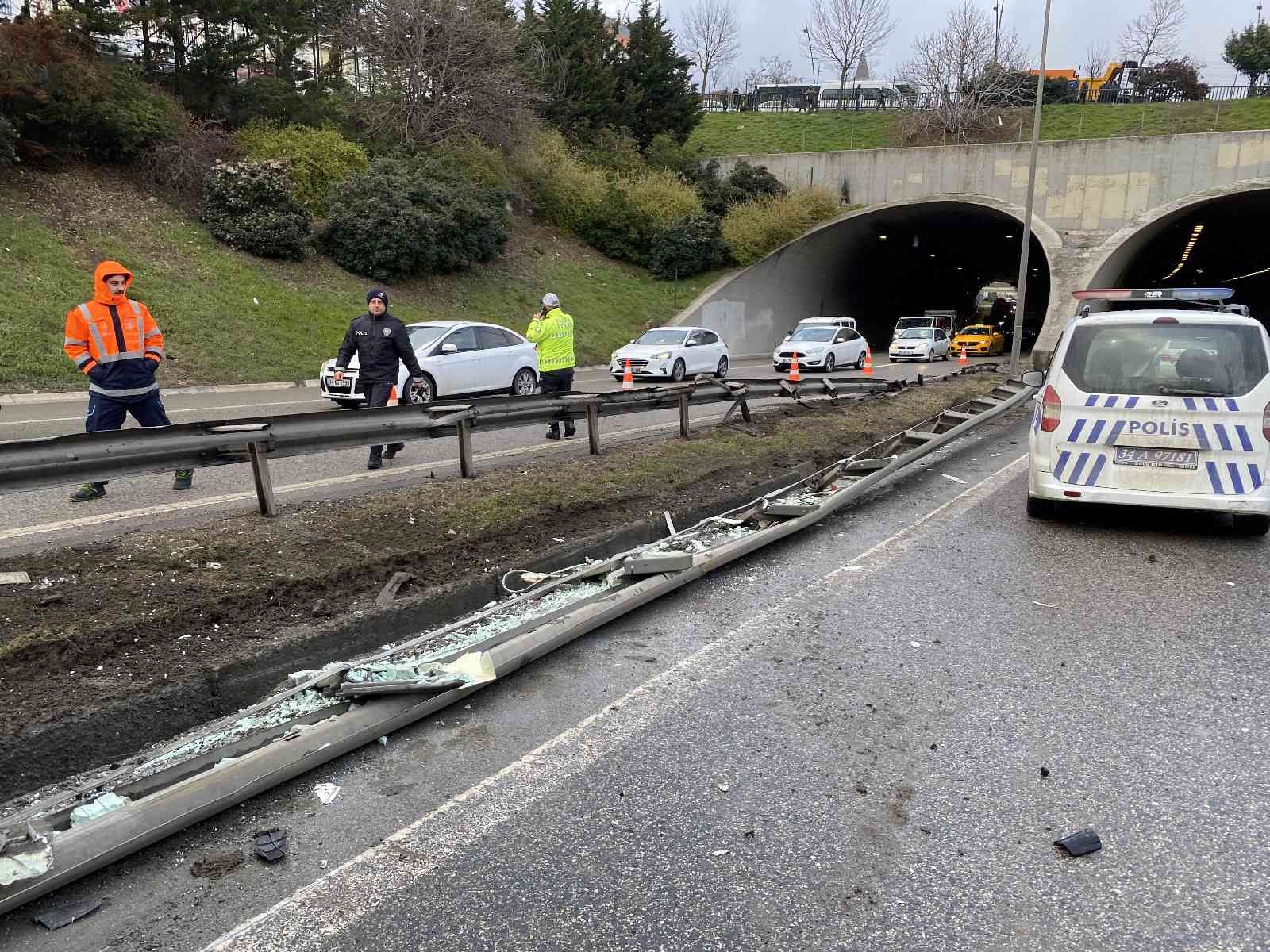 Ümraniye’de Şile otoyolunda bir kamyonet sürücüsü, direksiyon hakimiyetini kaybetmesiyle yol ortasında bulunan bariyerlere çarparak karşı şeride ...