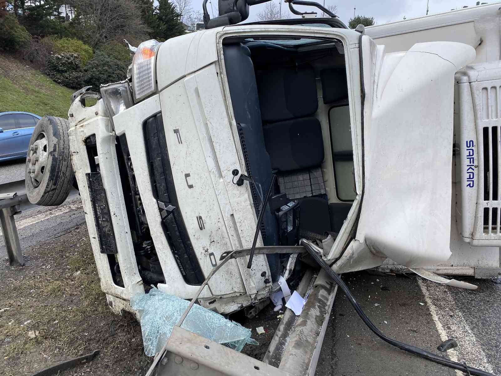 Ümraniye’de Şile otoyolunda bir kamyonet sürücüsü, direksiyon hakimiyetini kaybetmesiyle yol ortasında bulunan bariyerlere çarparak karşı şeride ...