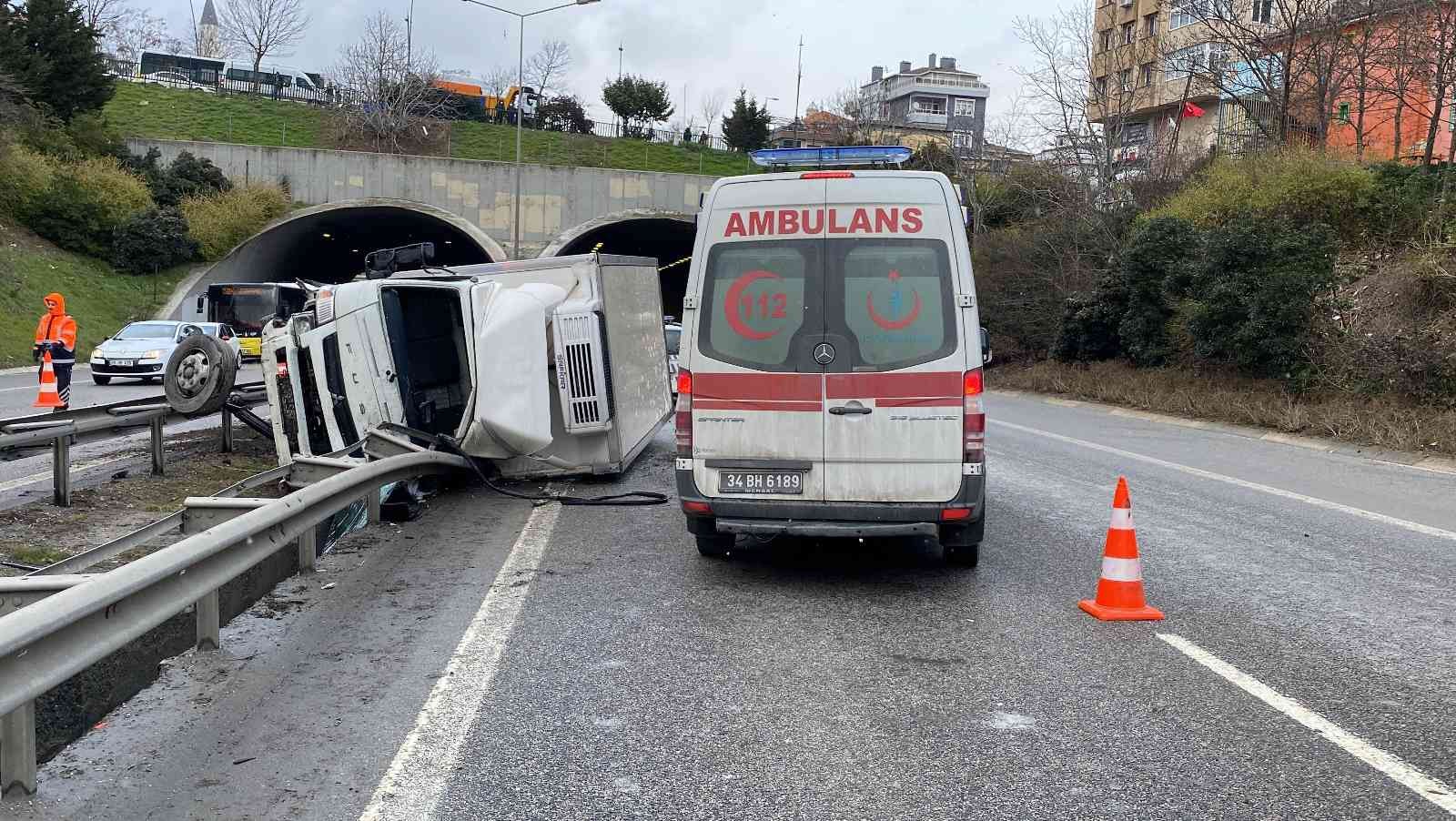 Ümraniye’de Şile otoyolunda bir kamyonet sürücüsü, direksiyon hakimiyetini kaybetmesiyle yol ortasında bulunan bariyerlere çarparak karşı şeride ...