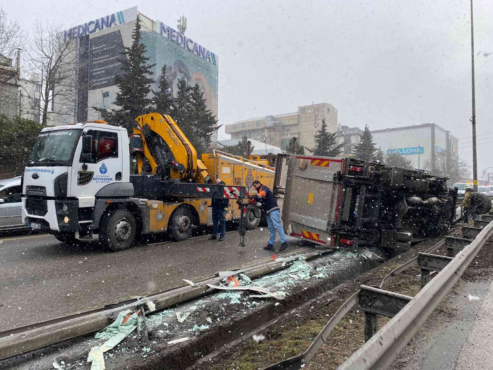 Ümraniye’de Şile otoyolunda bir kamyonet sürücüsü, direksiyon hakimiyetini kaybetmesiyle yol ortasında bulunan bariyerlere çarparak karşı şeride ...